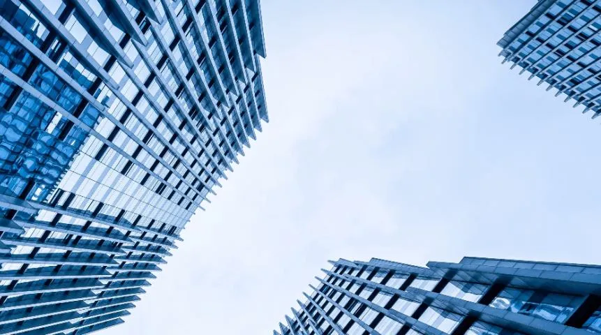Edifícios corporativos vistos de baixo
